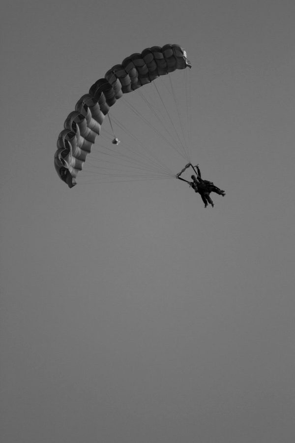 Un parachute tandem ouvert dans le ciel.