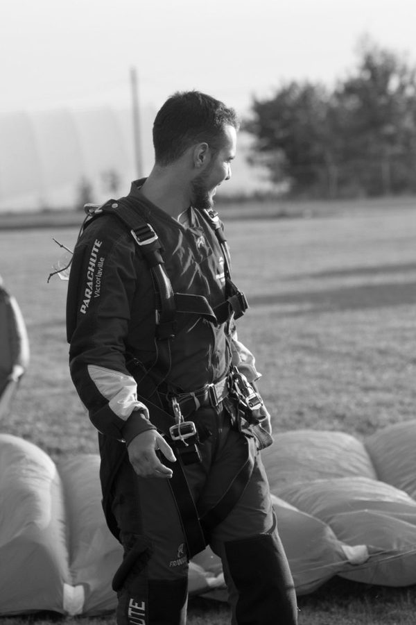 Maël Houck sur le terrain après l’atterrissage.